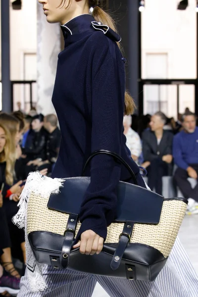 Look 17